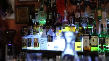 Lezzetli alkollü içki dolu bar counter