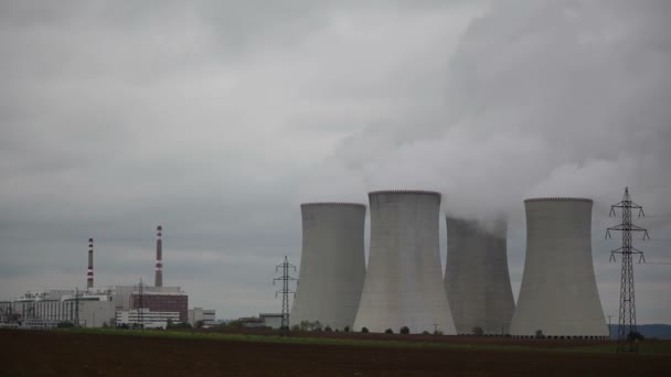 Kärn-driva posterar Dukovany tjeckiska — Stockvideo