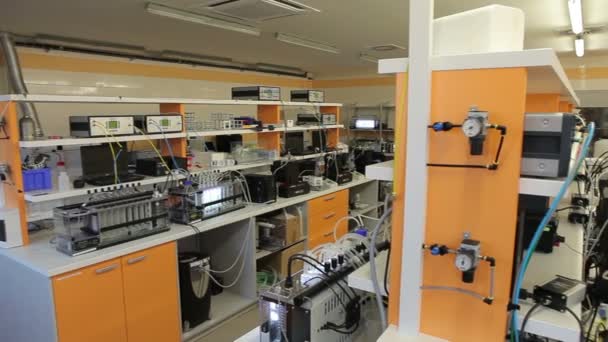 Científicos investigan algas en un laboratorio profesional moderno — Vídeos de Stock