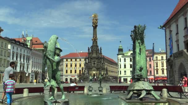 Columna de la peste del patrimonio de la UNESCO y fuente Arion, gitanos — Vídeo de stock