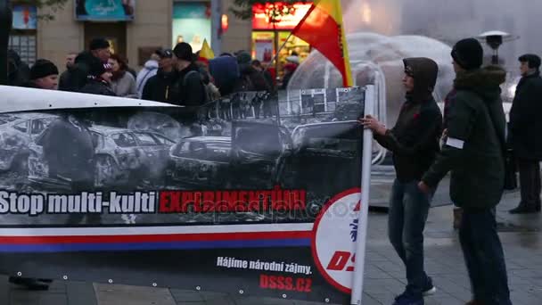 Marche des extrémistes radicaux, répression de la démocratie — Video