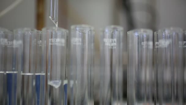 Solution goutte-à-goutte en laboratoire dans des flacons, tubes détail — Video