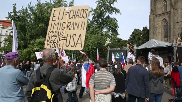 Islam, göçmen, mülteci, karşı gösteri banner AB kaos — Stok video