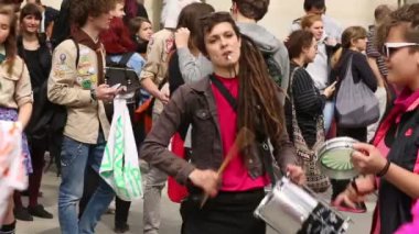 Brno, Çek Cumhuriyeti, 1 Mayıs 2016: protesto eylemi grup davul ritimleri direnç dans müzik sokak, aşırı radikal demokrasi ve insani değerler, Avrupa Birliği, Çek Cumhuriyeti, Avrupa, AB baskılayarak karşı protesto