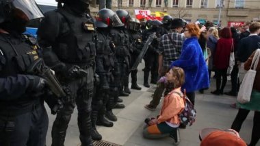 Genç bir kadın bastırma demokrasi Europe ve aşırılığa karşı protesto
