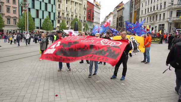 Марш радикальных экстремистов, подавление демократии, против Европейского Союза, ЕС — стоковое видео