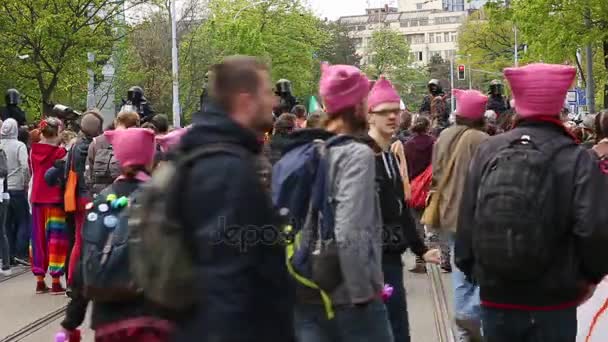 Activists block the march of extreme radicals, police on horseback — Stock Video