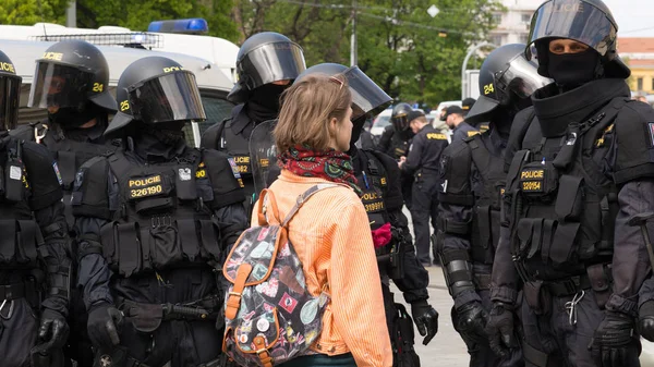 Chica checa activista protesta primero mayo día contra extremistas, unidad de policía supervisa —  Fotos de Stock