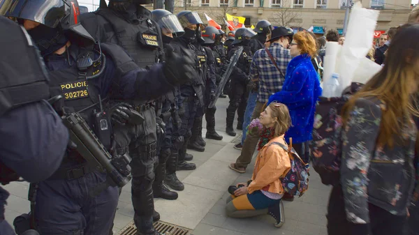 Chica checa activista protesta primero mayo día contra extremistas, unidad de policía supervisa —  Fotos de Stock