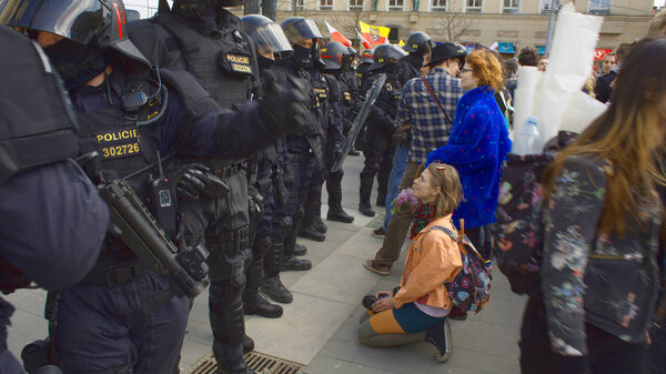 Чешская активистка впервые может протестовать против экстремистов, надзирает полицейское подразделение

