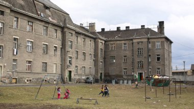 Avlu çingene halk, otantik çocuk oyun ile getto zavallı sokak 