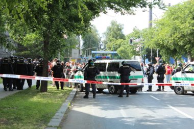 Prerov, Çek Cumhuriyeti, 25 Haziran 2011: Prerov, Çingeneler, Avrupa, AB sakinleri insanlarla sokak husova mahallede polis korur