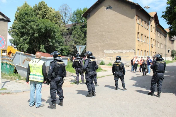Policie chránit ghetta ulici s rezidenty lidí Cikáni — Stock fotografie