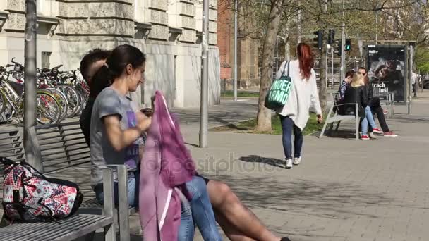 Autentikus ázsiai diákok külföldi gyönyörű lány Egyetem Brnóban ült és beszélt előtt iskola, lány, fiú — Stock videók