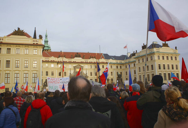 Демонстрация против Европейского Союза, ислама, иммигрантов и беженцев в Праге, чешские флаги, Пражский Град
 