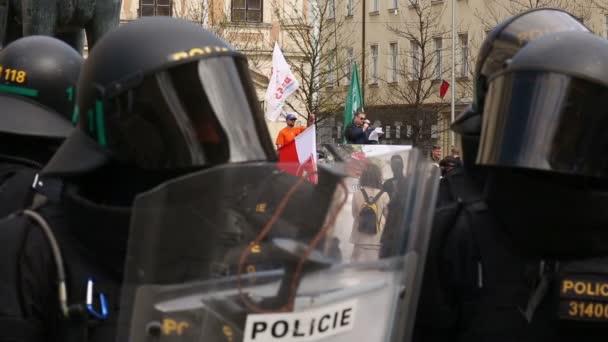 Чешские активисты протестуют против экстремистов. Демонстрация радикальных экстремистов против Европейского Союза, полицейского подразделения — стоковое видео