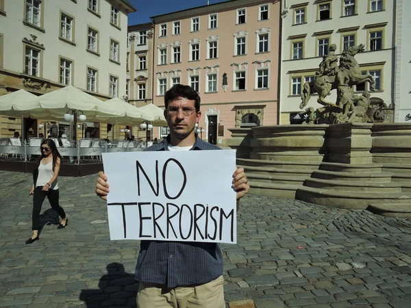 Demonstráció ellen a terrorizmus és a terrorizmus ellen, banner nem a terrorizmus, a Cseh aktivista római Capka — Stock Fotó