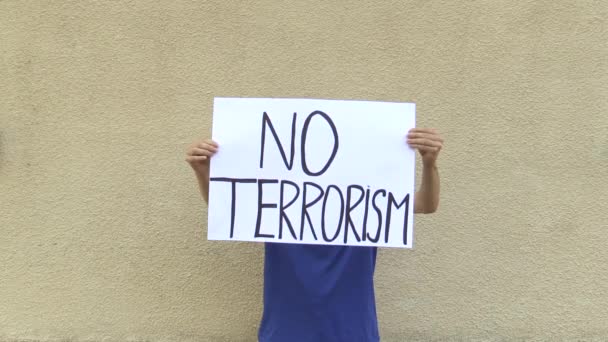 Manifestación contra el terrorismo y el terror, pancarta sin terrorismo, hombre humano — Vídeo de stock