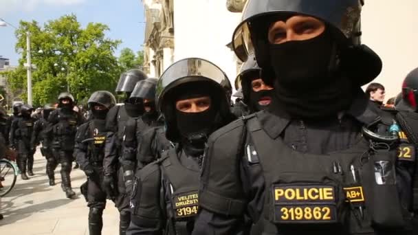 Nadzoruje jednostki riot policji, czeski aktywiści protestują przeciwko ekstremistów, demonstracji przeciwko Unii Europejskiej — Wideo stockowe