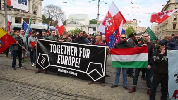 Março de extremistas radicais, repressão da democracia, contra a União Europeia, bandeira húngara em conjunto pessoas — Vídeo de Stock