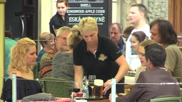 Auténticas personas en el restaurante jardín de lujo checo, la camarera sirve cerveza — Vídeo de stock