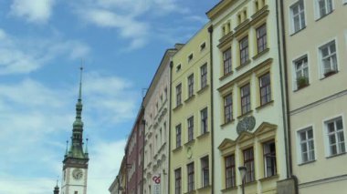 Olomouc, Çek Cumhuriyeti, 27 Temmuz 2017: City Hall tower ve Olomouc timelapse tarihi binalarda