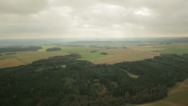 Vysocina landschap van het platteland, de agrarische landschap van de velden in de herfst — Stockvideo