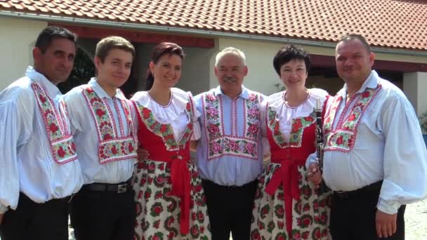 Traje popular eslovaco histórico tradicional en Moravia Uhersky Brod, personas — Vídeo de stock