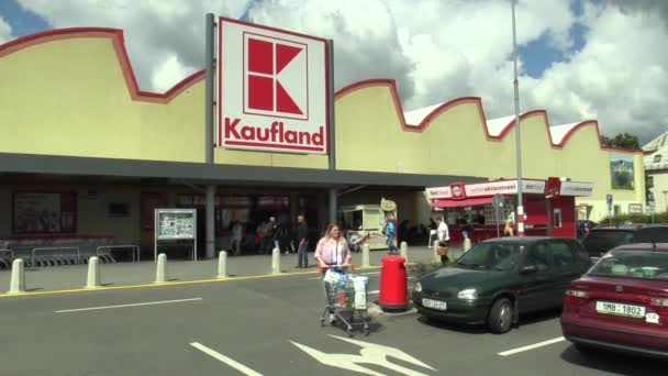Pessoas europeias com carrinhos de compras saindo do shopping center — Vídeo de Stock