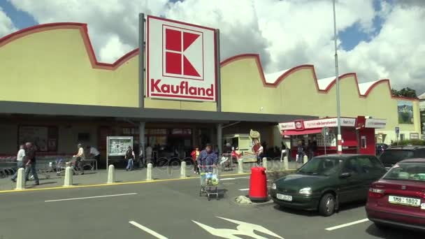 Európai emberek megy a shopping center bevásárlókocsik — Stock videók