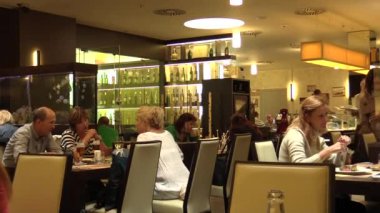 Lüks İtalyan restoranı insanlarda Brno, Çek Cumhuriyeti, 4 Şubat 2016: