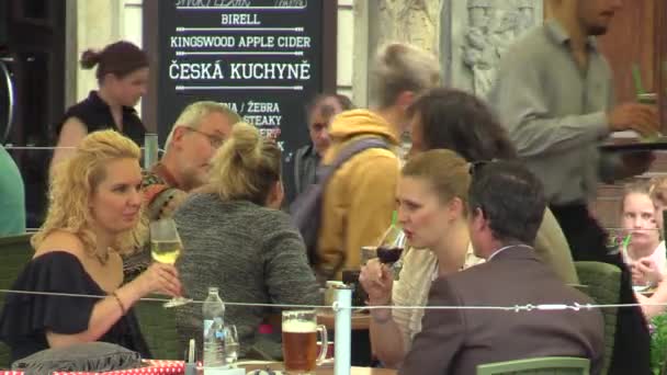 Фінляндія, 4 лютого 2016: люди в розкоші чеський ресторан у саду, тостів окуляри — стокове відео
