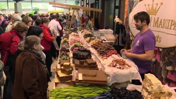 Όλομουτς, Τσεχική Δημοκρατία, 7 Οκτωβρίου 2017: Κατάστημα ζαχαροπλαστικής αγορά, αμυγδαλωτά, σοκολάτα, τουρκικό μέλι, λαχταριστά γλυκά, στάση άνδρα και γυναίκας που πωλούν — Αρχείο Βίντεο