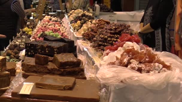 Olomouc, Tsjechië, 7 oktober 2017: Zoetwaren markt staan, marsepein, chocolade, Turkse honing, karamel, heerlijke desserts en snoepjes — Stockvideo