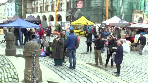 OLOMOUC, REPÚBLICA CHECA, 7 DE OCTUBRE DE 2017: Estudiantes y niñas cineastas de Japón Asia filmaron un documental sobre la histórica ciudad de Olomouc — Vídeo de stock