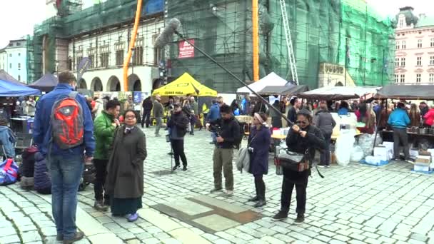 Olomouc, Česká republika, 7. října 2017: Student chlapci a dívky filmaři z Asie Japonsko natočen dokumentární film o historické město Olomouc — Stock video