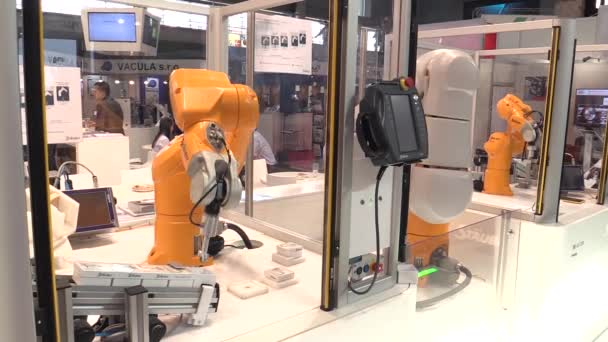 Πράγα, Τσεχική Δημοκρατία, 1 Οκτωβρίου 2017: μια παγκόσμια τεχνολογική αυτοματοποιημένο ρομπότ ώμους για βιομηχανική καινοτόμο εργασία. Έκθεση, δίκαιη και πολύ μοναδική επιστημονική τεχνική — Αρχείο Βίντεο