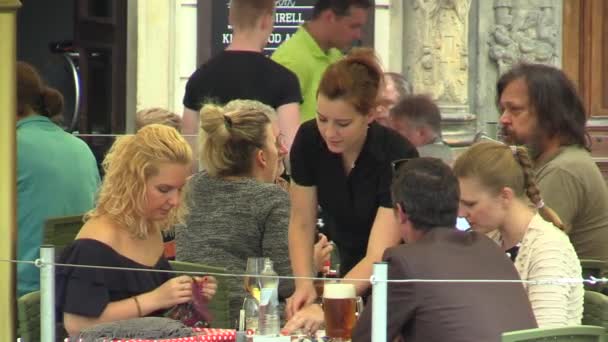 OLOMOUC, REPÚBLICA CHECA, 4 DE FEBRERO DE 2016: Personas en el restaurante checo jardín de lujo, pagando en efectivo a la camarera — Vídeo de stock