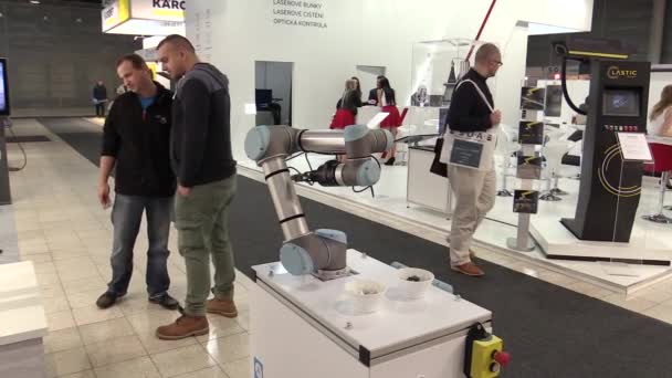 Prága, Cseh Köztársaság, október 1, 2017: egy univerzális technológiai automatizált robot részére haza és ipari innovatív munkája. Nagyon egyedi tudományos technika, kiállítás és vásár — Stock videók