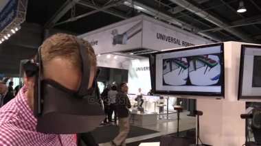 Prague, Çek Cumhuriyeti, 1 Ekim 2017: sanal robot kontrol fabrika, yenilikçi bilimsel teknoloji, adam özel gözlük ve montaj aparatı ile 3B alanda