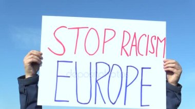 Prague, Çek Cumhuriyeti, 1 Ocak 2016: gösteriler afiş dur ırkçılık Europe ve aynı zamanda şiddet, aşırılık