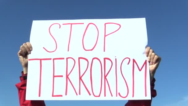 Praha, Česká republika, 17 listopadu 2016: demonstrace proti terorismu a teroru, nápis stop terorismus, český aktivista lidem — Stock video