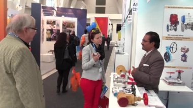 Prag, Çek Cumhuriyeti, 1 Ekim 2017: Asya mühendis adamdan genç güzel bir kadınla Endüstriyel boru sunmaktadır. Su amaçlar, kağıt hamuru, Petrokimya tesisleri güç ve diğerleri için vanalar