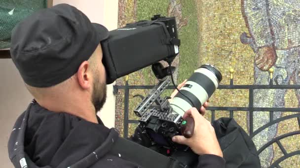 츠, 체코 공화국, 10 월 20 일, 2017: 학생 소년 카메라 촬영 감독 츠의 역사적인 도시에 대 한 다큐멘터리 촬영 — 비디오