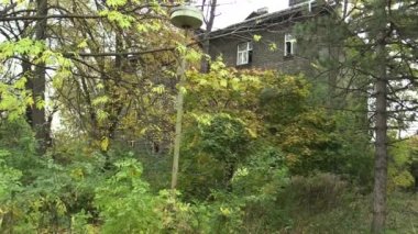 Prerov, Çek Cumhuriyeti, 29 Ekim 2017: Ghetto Prerov, bitki örtüsü, çöp kutusu, karışıklık ve çöp Avrupa, Avrupa Birliği ile büyümüş terk edilmiş eski çingene Getto, Çingeneler, evleri ile Skodova sokak fakiri