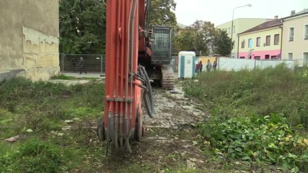 PREROV, CZECH REPUBLIC, OCTOBER 29, 2017: Ghetto poor in Prerov, Skodova street with abandoned former Gypsy ghetto, Gypsies, special sowing excavator with hydraulic shears — стоковое видео