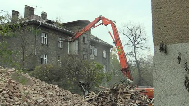 PREROV, CZECH REPUBLIC, NOVEMBER 1, 2017: The house for the staff of the train station then the former Gypsy ghetto of Skodova Street in Prerov Demolition of a preserved historical building — Stock Video