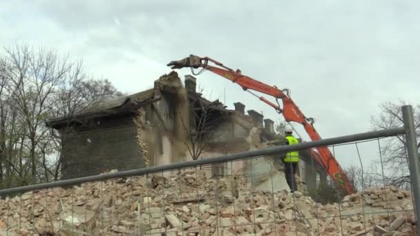 PREROV, REPÚBLICA CHECA, 1 DE NOVIEMBRE DE 2017: La casa para el personal de la estación de tren entonces el antiguo gueto gitano de la calle Skodova en Prerov Demolición de un edificio histórico conservado — Vídeos de Stock