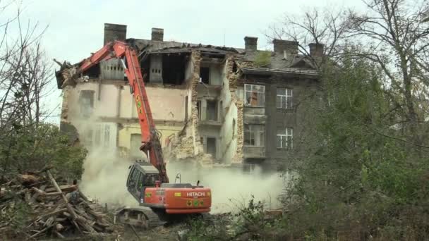 Huset för personalen vid tågstationen sedan tidigare Gypsy gettot av Skodova Street i Přerov rivning av ett bevarat historisk byggnad 1873 — Stockvideo