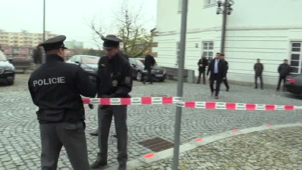 Президент Чехії Мілош Zeman відвідування, міліції, охоронців — стокове відео